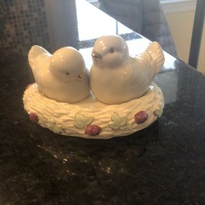 Lenox salt and pepper shaker set